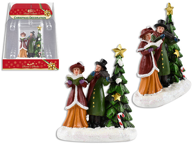 3-7/8In X 3-1/8In Xmas Polyresin Carolers Next To Tree W/Glitter Base. 6Pcs/Tray. Clam Shell W/ H/C.